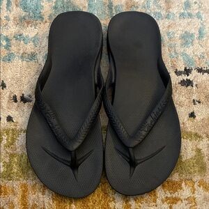 Black Archie’s Women's flip flops sz 9